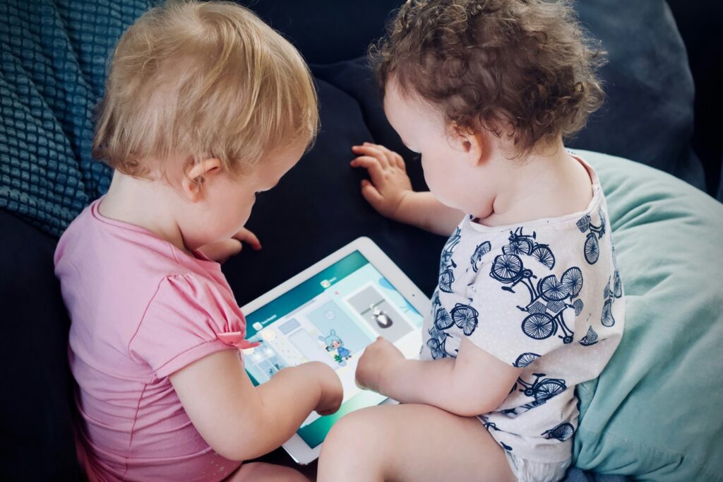 Tech-Savvy Parenting: Innovative Gadgets and Apps for Modern Mom